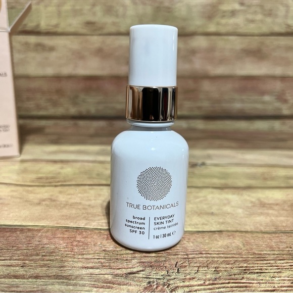 True Botanical Broad Spectrum Sunscreen - Picture 5 of 6